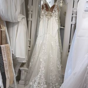 Brand new! Never worn! Martina liana gown size 10